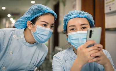 Wearing a white shirt, wearing a white mask, carrying the iphone
